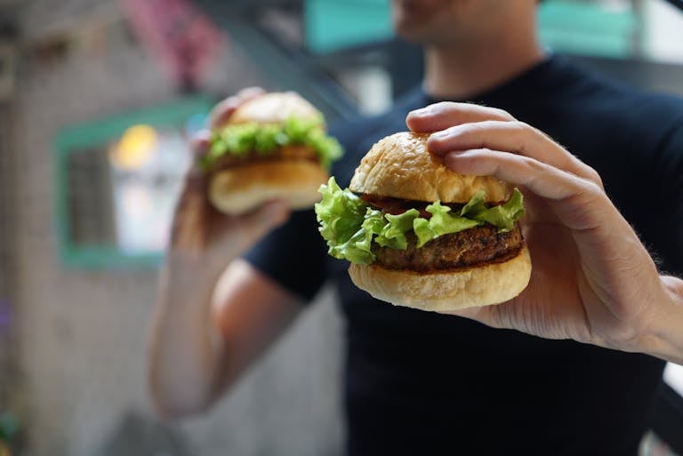 På Årstagrillen hittar du korv, hamburgare och annan klassisk grillmat.
