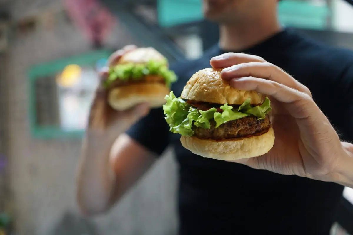 På Årstagrillen hittar du korv, hamburgare och annan klassisk grillmat.